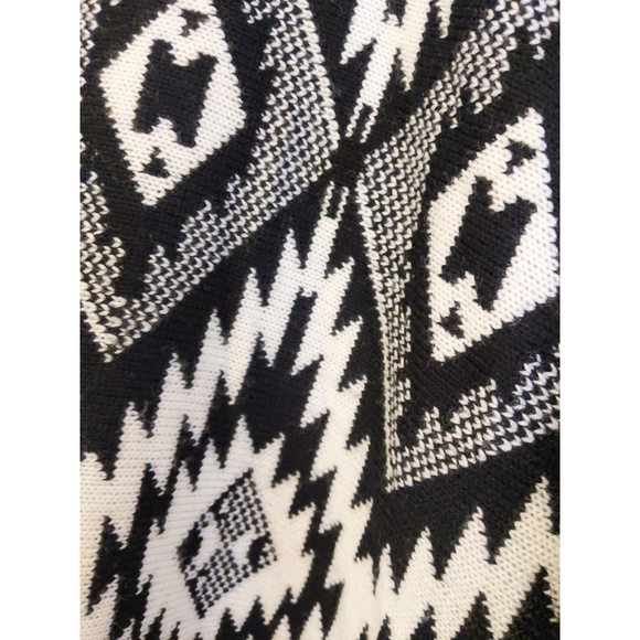 Forever 21 Knitted B&W Batwing Kaftan… - Picture 5 of 9